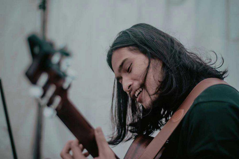Masih Betah Berambut Gondrong, Ini 9 Potret Virzha Saat Bermain Gitar