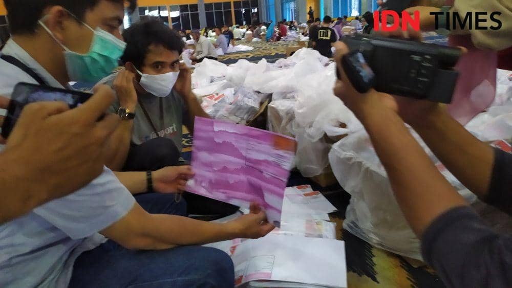 Surat suara Pilkada Makassar 2020 yang ditemukan rusak dalam proses sortir dan pelipatan. IDN Times/Sahrul Ramadan