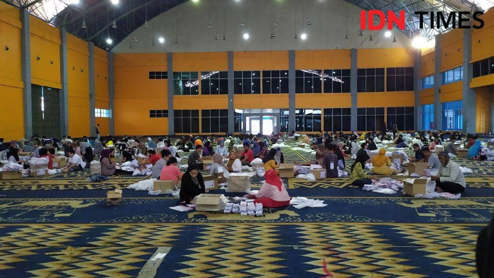 Petugas sortir dan pelipat surat suara Pilkada Makassar 2020. IDN Times/Sahrul Ramadan