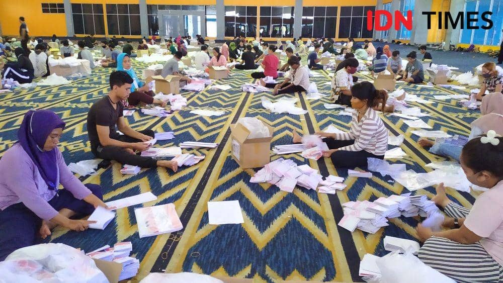 Petugas sortir dan pelipat surat suara Pilkada Makassar 2020. IDN Times/Sahrul Ramadan