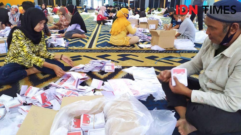 Rezeki saat Pandemik, Kerja Melipat Surat Suara Pilkada Makassar