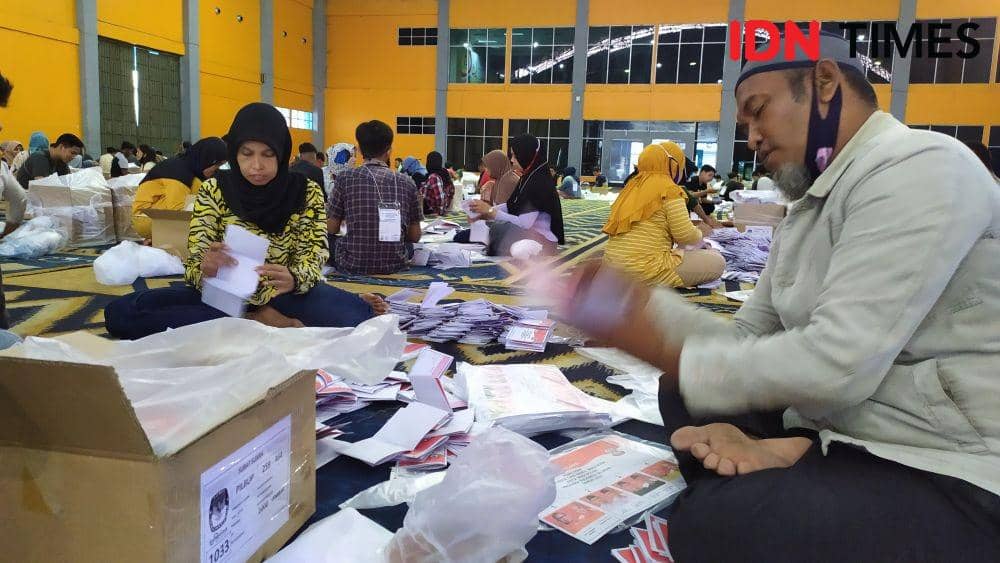 Petugas sortir dan pelipat surat suara Pilkada Makassar 2020. IDN Times/Sahrul Ramadan