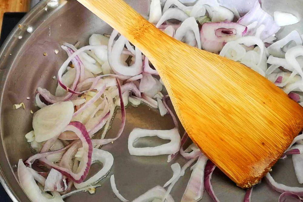 Menumis bawang (tasteasianfood.com)
