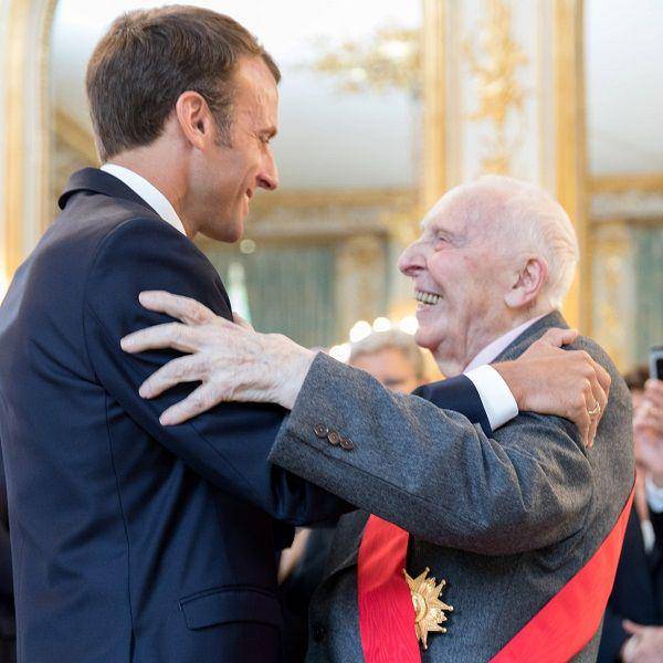 Presiden Perancis, Emmanuel Macron, ketika memberikan penghargaan kepada para veteran perang Perancis. (Facebook.com/EmmanuelMacron)