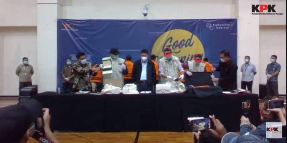 KPK menunjukkan barang bukti kasus dugaan korupsi yang dilakukan Menteri KKP Edhy Prabowo (Youtube.com/KPK)