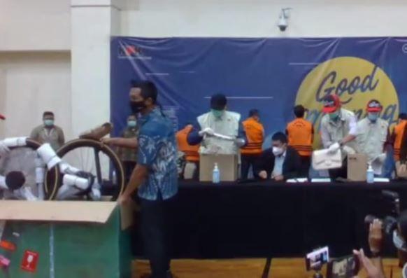 [BREAKING] Ada Tas LV hingga Sepeda dalam Penangkapan Edhy Prabowo