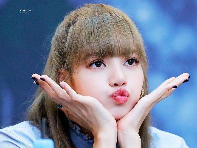 10 Potret Lisa BLACKPINK dengan Ekspresi "Duck Face"