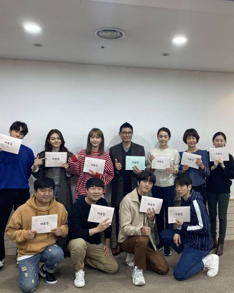 Sohee dan Youngbin bersama kru dan pemeran Bubble Up (twitter.com/SF9__Unofficial)