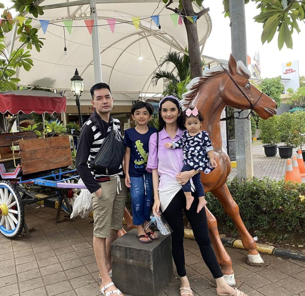 10 Momen Manis Kebersamaan Keluarga Kecil Faby Marcelia, Family Goals!