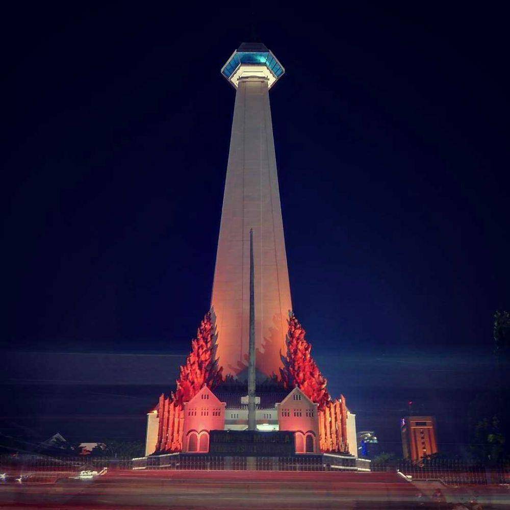 Pemandangan Monumen Mandala di Makassar saat malam hari. (Instagram.com/visitsulselofficial)