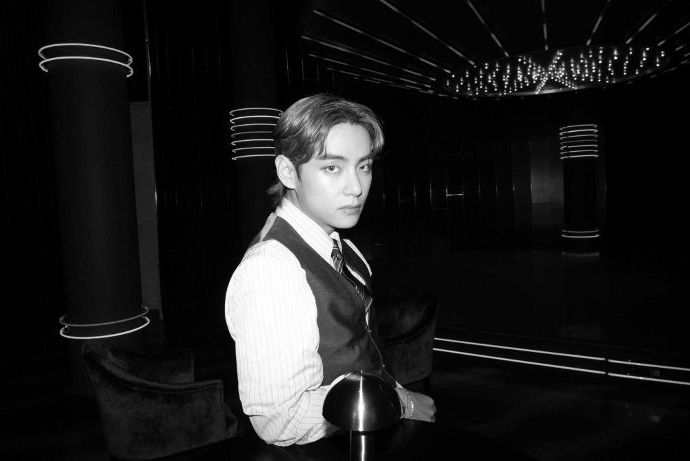 10 Potret Penuh Karisma V BTS dalam Nuansa Foto Hitam Putih, Memukau!