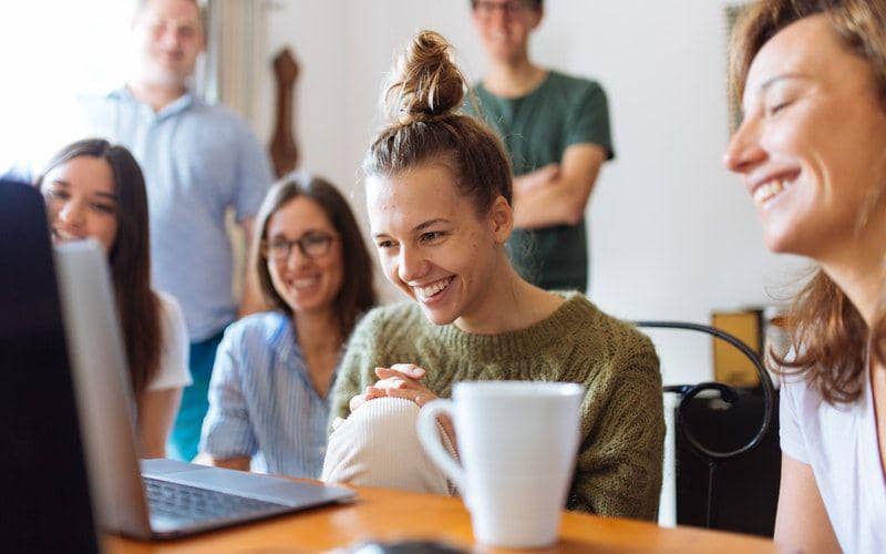 Ilustrasi perempuan tersenyum saat bekerja. (pexels.com/Fox)