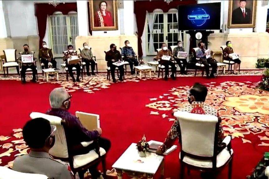 Presiden Jokowi menyerahkan DIPA dan Buku Daftar Alokasi ke Daerah dan Dana Desa Tahun 2021, di Istana Negara, Jakarta Pusat (Youtube.com/Sekretariat Presiden)