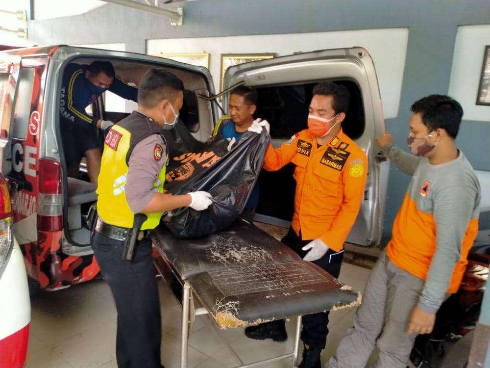 Proses evakuasi korban tenggelam di Sidoarjo. IDN Times/Dok istimewa