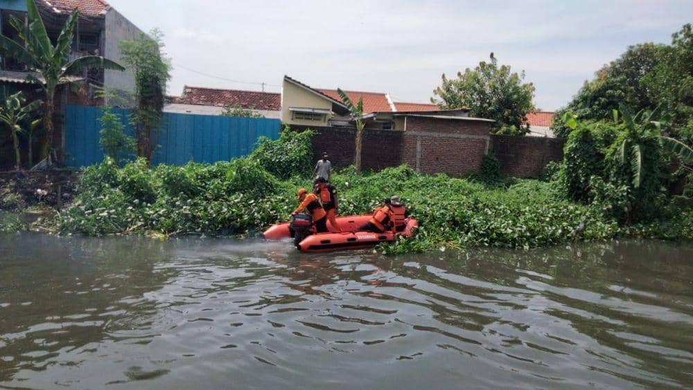 Proses evakuasi korban tenggelam di Sidoarjo. IDN Times/Dok istimewa