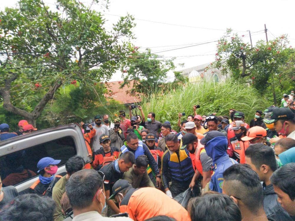 Proses evakuasi korban tenggelam di Sidoarjo. IDN Times/Dok istimewa