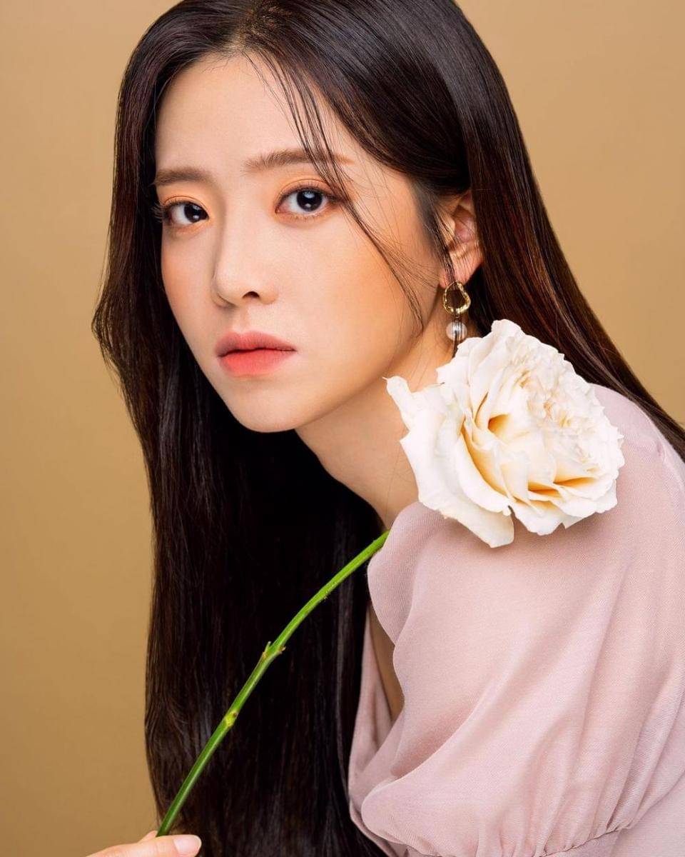 Jung Shin Hye (instagram.com/bonheur_sinhye_may)