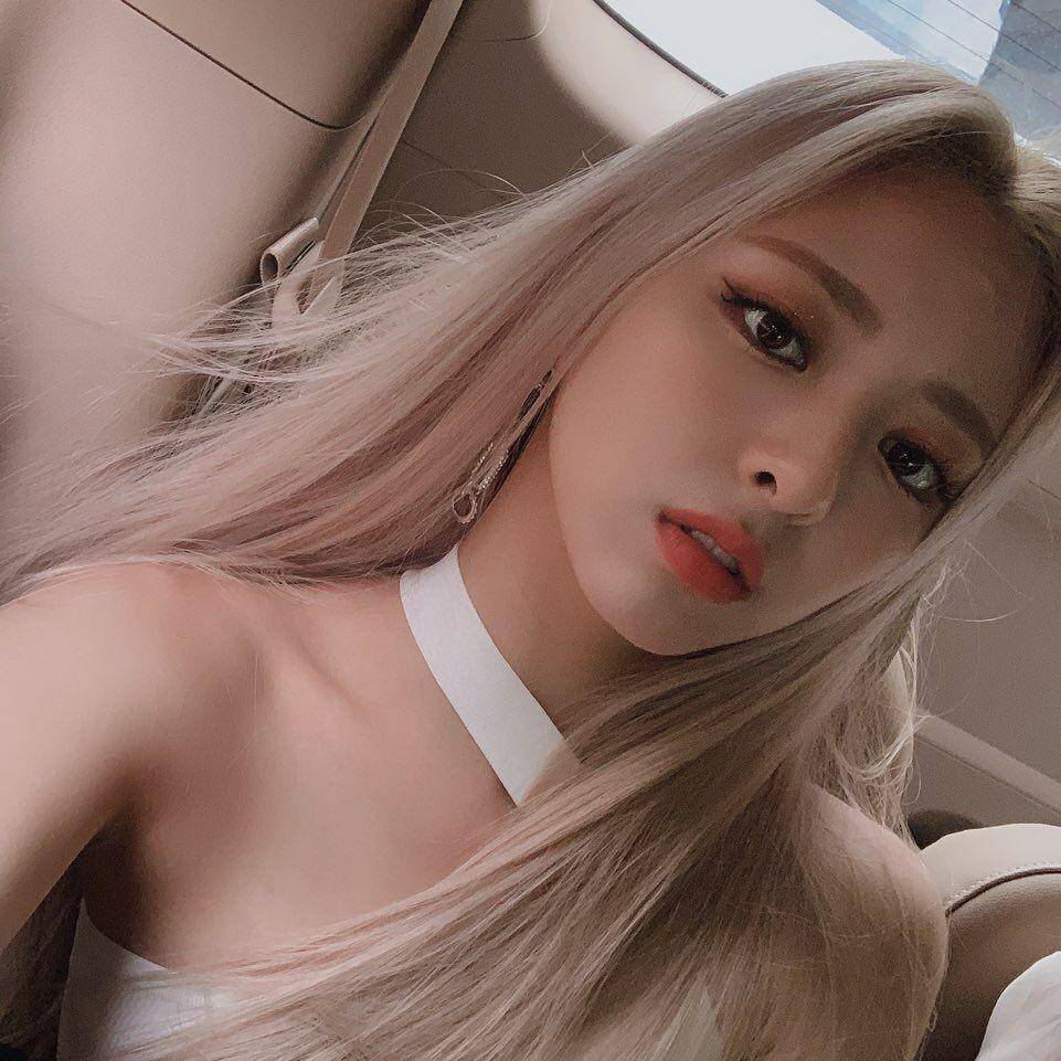 Yuna ITZY (itzy.all.in.us)