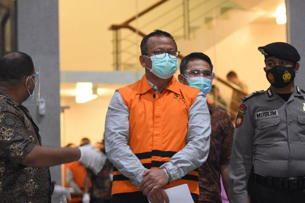 Menteri Kelautan dan Perikanan Edhy Prabowo (tengah) mengenakan baju tahanan seusai diperiksa di Gedung KPK, Jakarta, Rabu (25/11/2020) (ANTARA FOTO/Indrianto Eko Suwarso)