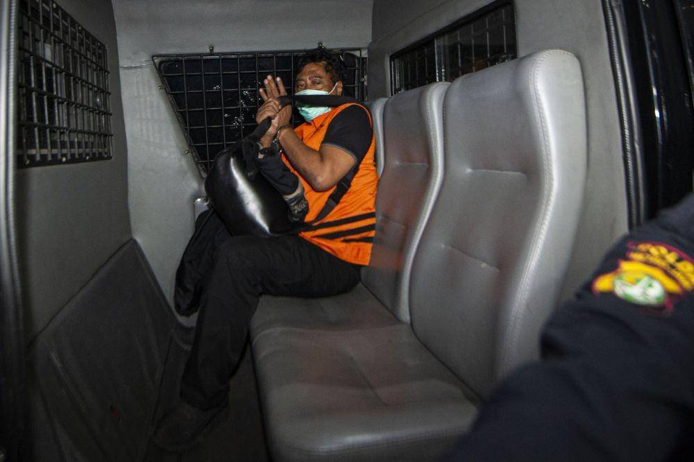 Direktur PT Dua Putra Perkasa (DPP) Suharjito berada di dalam mobil tahanan usai menjalani pemeriksaan terkait kasus (ANTARA FOTO/Aditya Pradana Putra)