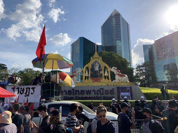Situasi protes besar-besaran yang melanda Thailand saat ini. (Twitter.com/CoconutsBangkok)
