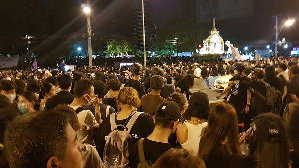 Ribuan demonstran telah berkumpul di beberapa pusat kota Bangkok pada hari Rabu, 25 November 2020, malam waktu setempat. (Twitter.com/MayWongCNA)
