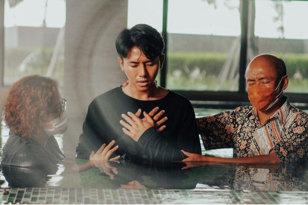 Jadi Momen Bahagia, 10 Potret Rafael Tan saat Dibaptis