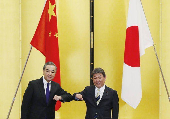 Foto Menlu Tiongkok Wang Yi dengan Menlu Jepang Toshimitsu Motegi. Sumber: twitter.com/ Alghadeer English