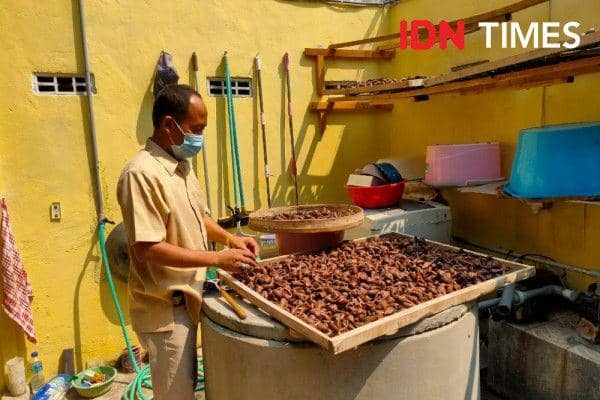 Kulit salak dikeringkan untuk diolah jadi makan ringan. IDN Times/Zainul Arifin