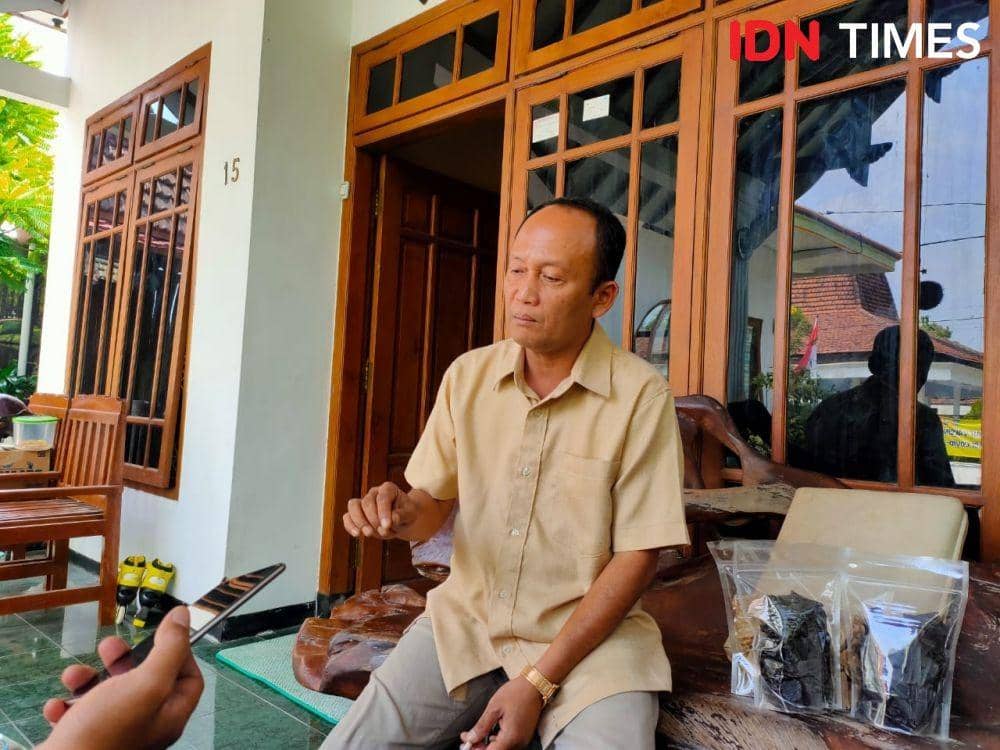 Kuswartono dan dua bungkus kopi salak di sampingnya. IDN Times/Zainul Arifin