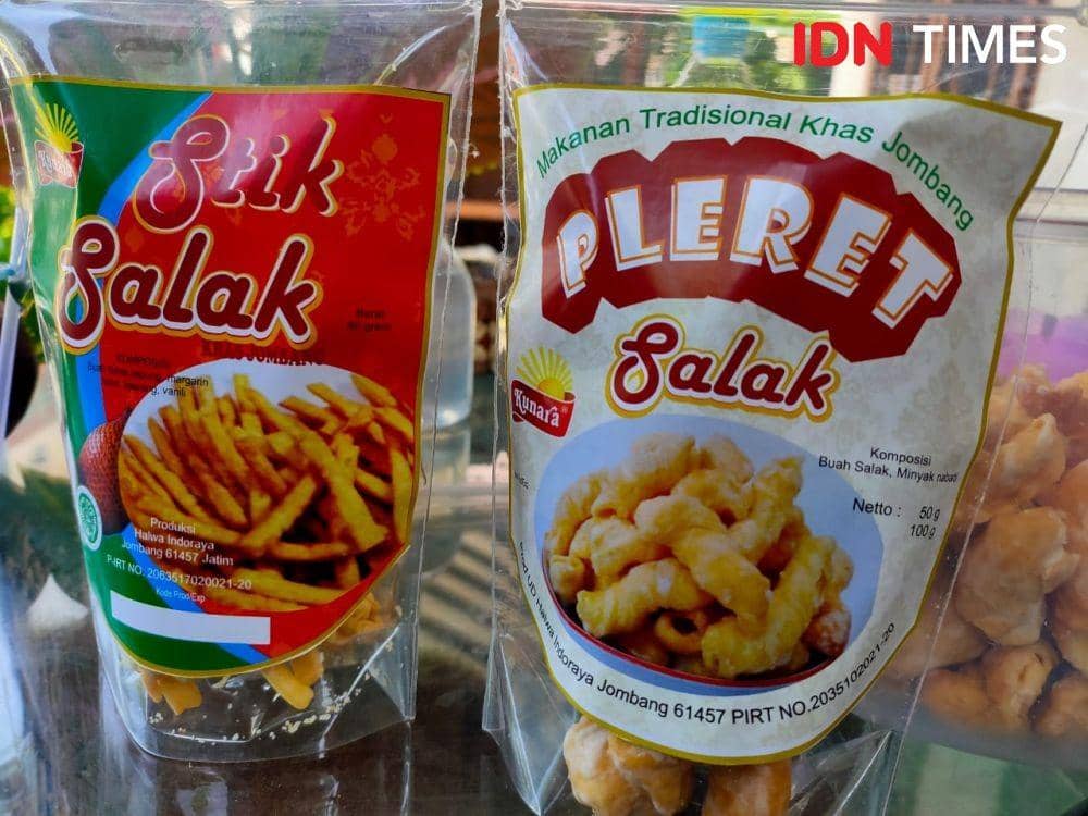 Dua kemasan makanan ringan berbahan salak. IDN Times/Zainul Arifin