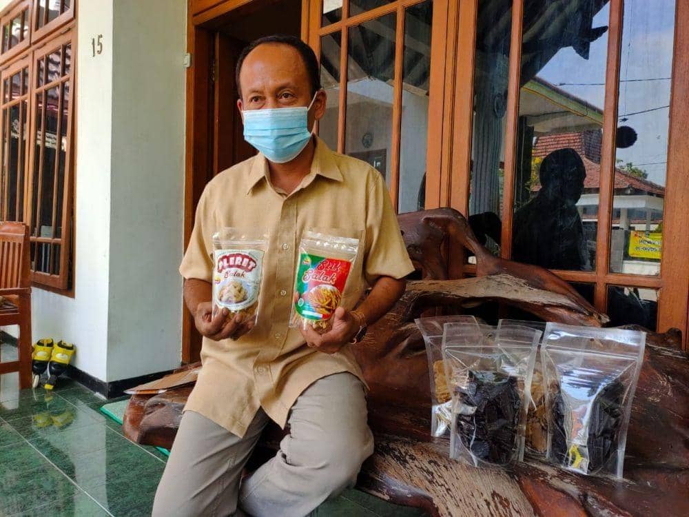 Kus menunjukkan kemasan makan olahannya. IDN Times/Zainul Arifin