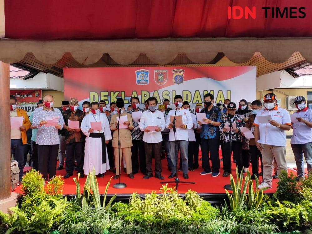 Pembacaan 10 poin naskah deklarasi pilkada damai Kota Balikpapan diikuti seluruh peserta yang hadir, Kamis 26 November 2020 (IDN Times/Hilmansyah)