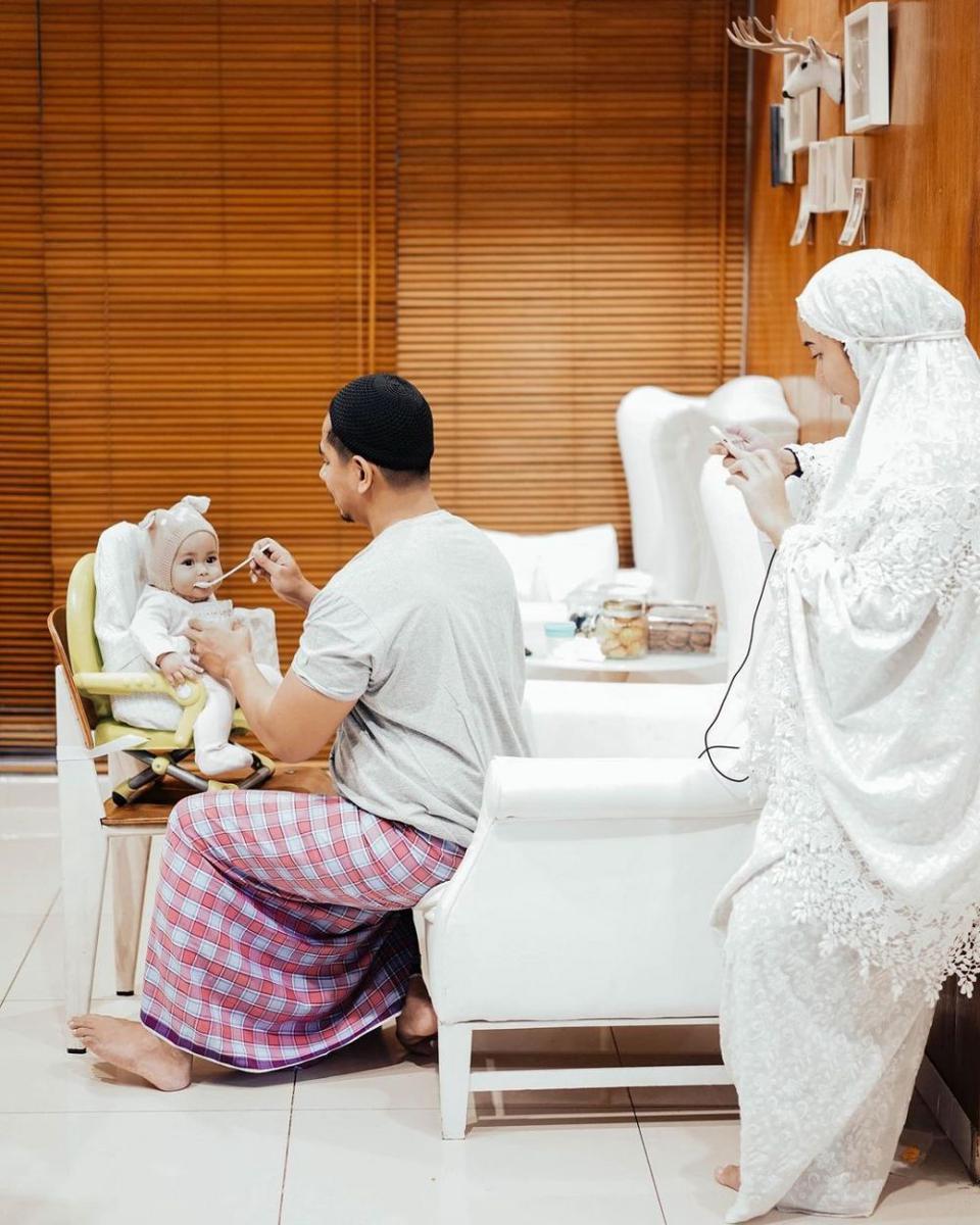 10 Potret Hangat Irvan Hanafi Momong Baby Sada, Kebapakan Banget!
