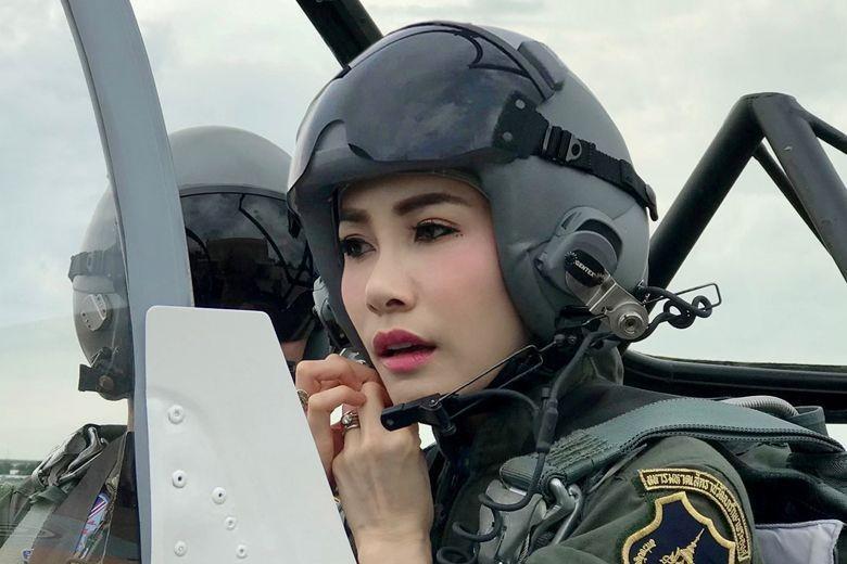Foto-foto Syur Selir Raja Thailand Bocor ke Jurnalis dan Aktivis