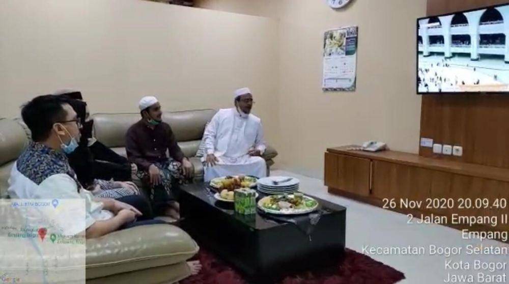 Pimpinan FPI Rizieq Shihab dijenguk anak dan mantu di RS UMMI, Bogor (Dok.Istimewa)