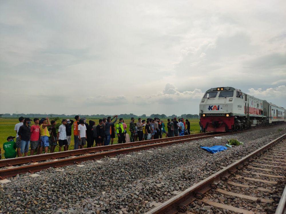 Sopir Putar Musik Kencang, Truk Disambar KA Gaya Baru Malam di Jombang