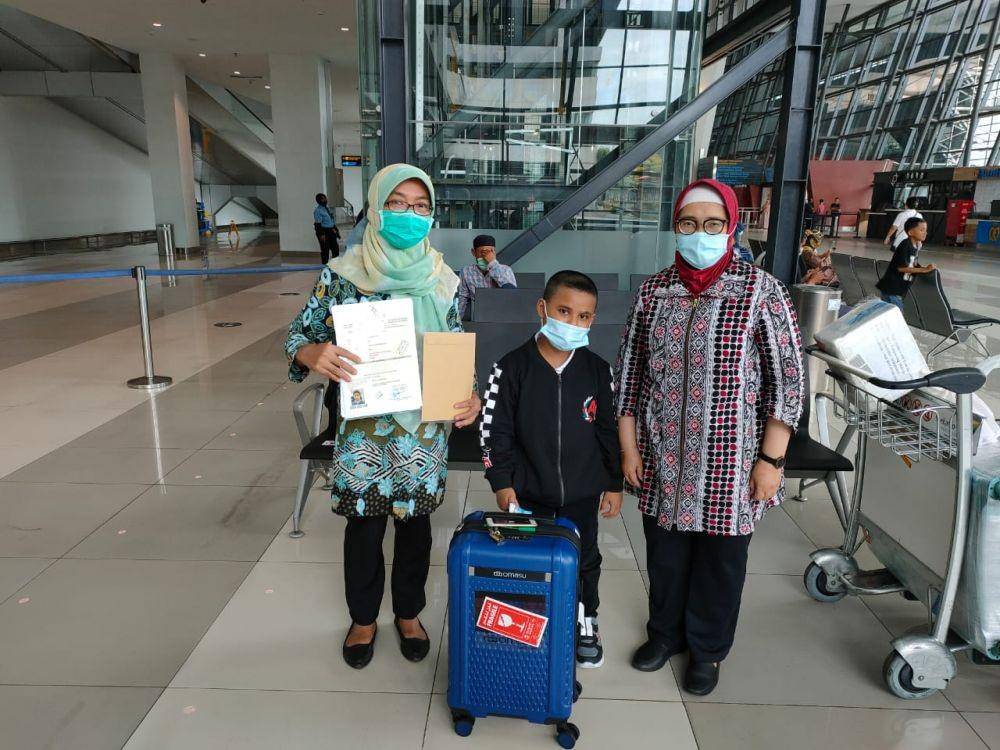 Bocah MR tiba di Bandara Soekarno Hatta didampingi staf dari KJRI Jeddah dan staf dari Kemenlu (Dokumentasi KJRI Jeddah)