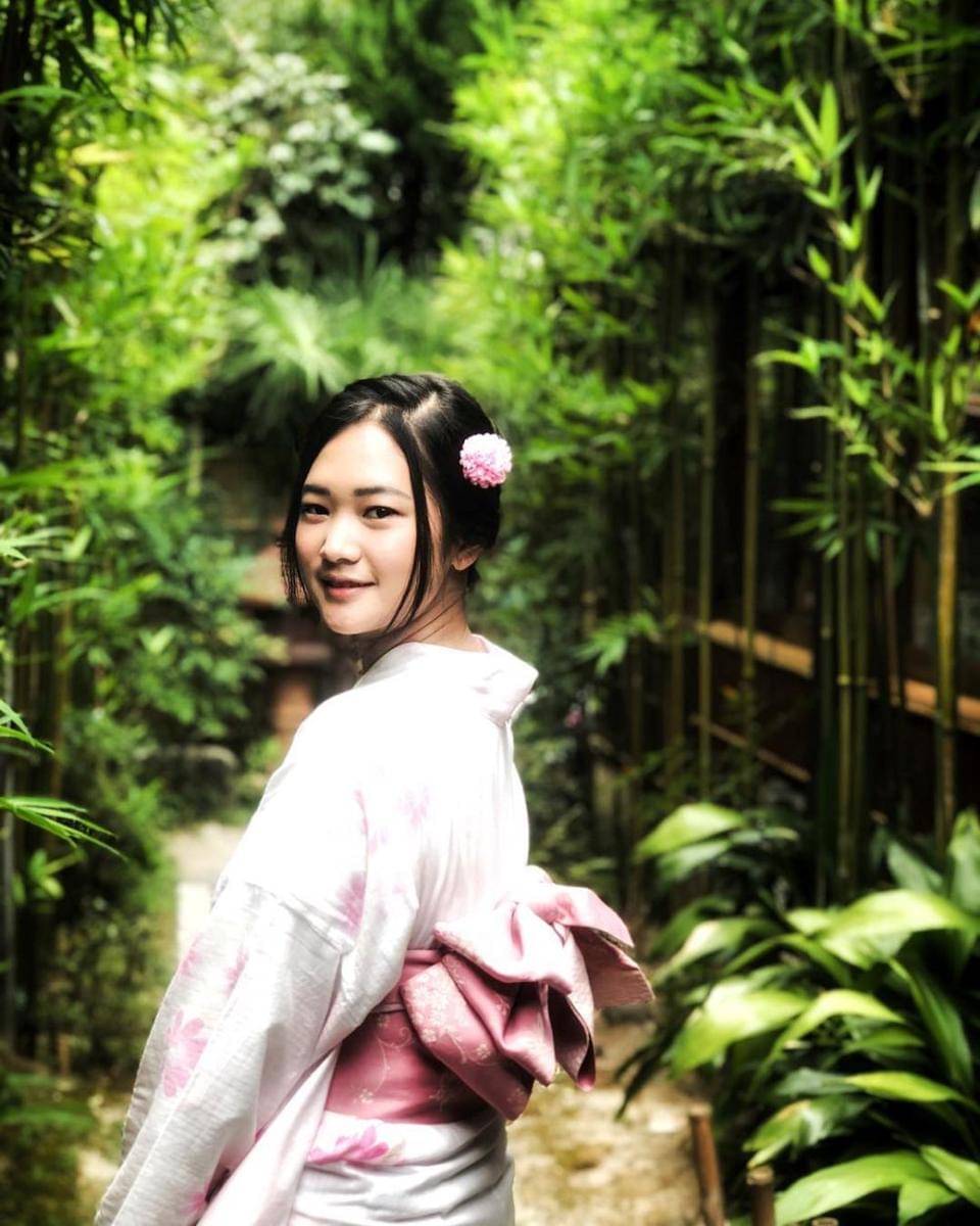 Becca berfoto ala Jepang (instagram.com/beccamci7)