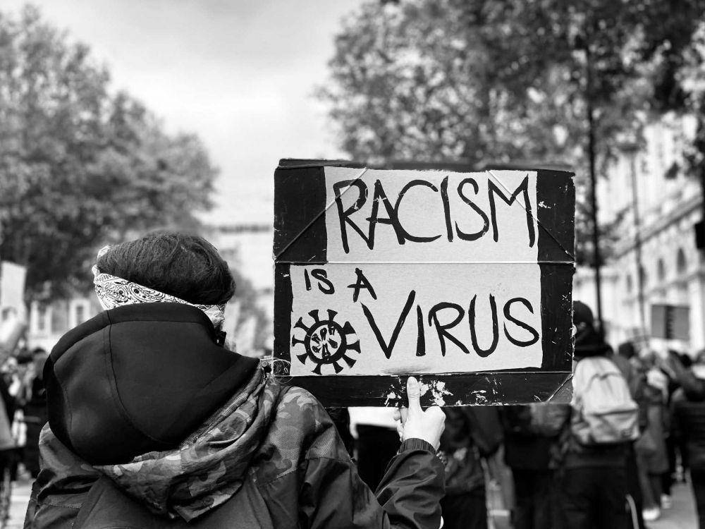 Selain bertindak kekerasan polisi Prancis yang diskors juga bertindak rasis. Ilustrasi (unsplash.com/John Cameron)