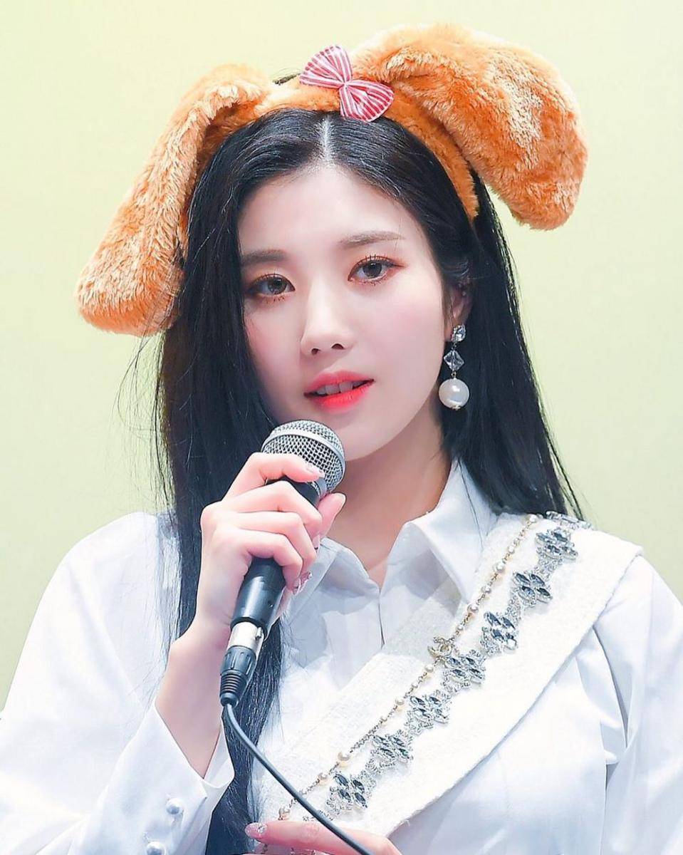 instagram.com/izone_eunbi