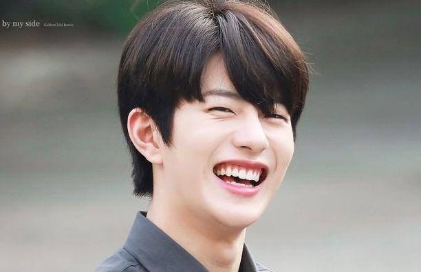 10 Potret Senyuman Khas Milik Bomin Golden Child, Bikin Gemas