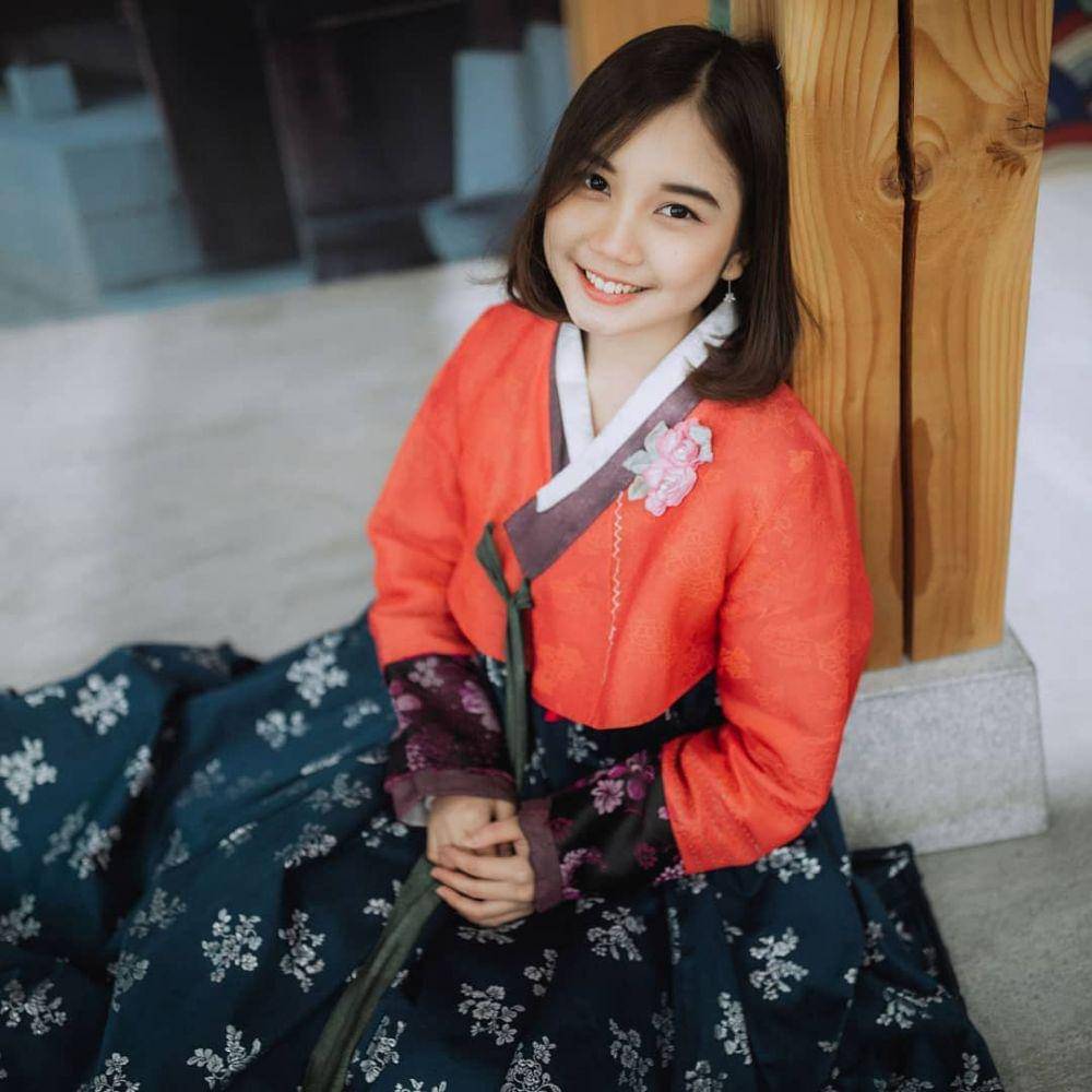 Yuri berfoto ala Korea (instagram.com/zhryuriva)