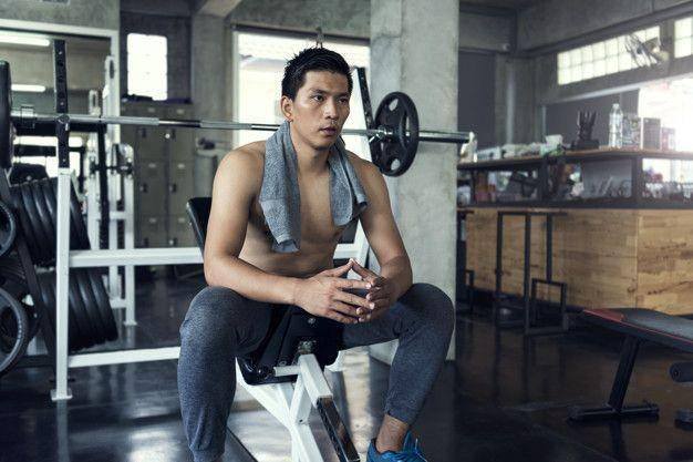 Istirahat sejenak saat fitness. freepik.com/wisdom_m