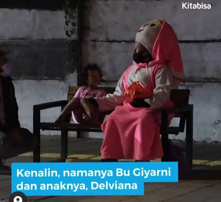 Giyarni menjadi badut jalanan di kemang/instagram@kitabisa.com