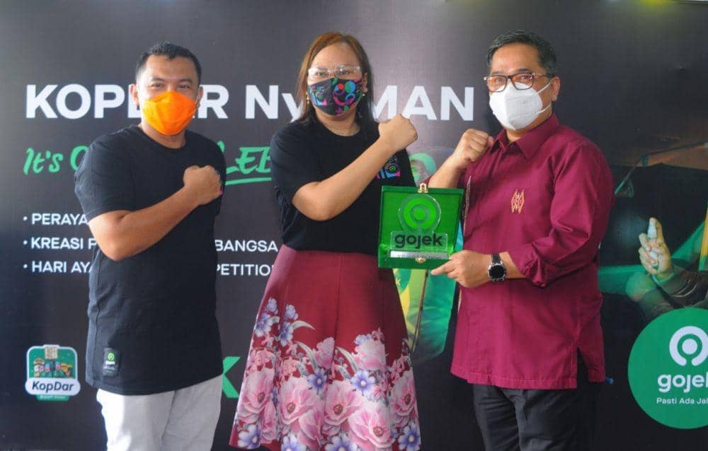 Juru bicara Satgas COVID-19 Sumut Aris Yudhariansyah dan Manajemen Gojek (Dok.IDN Times/istimewa)