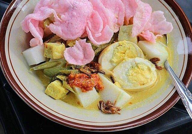 ketupat sayur (instagram.com/jakartarandomeats)