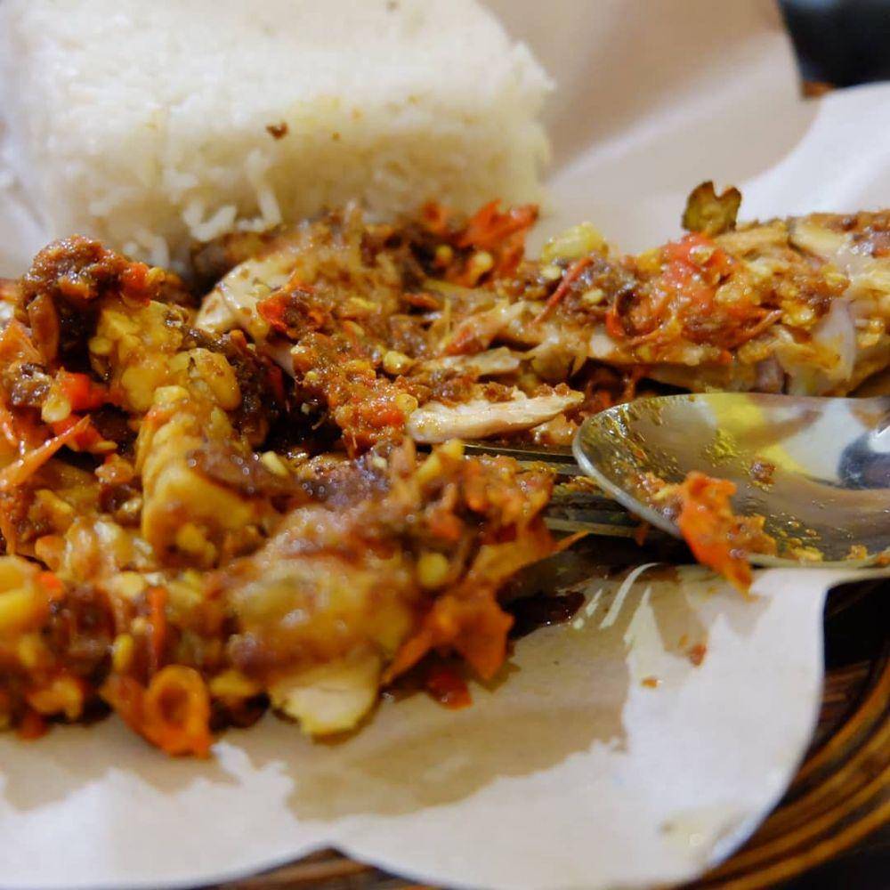 ayam D'Keprek (instagram.com/oyisamid)