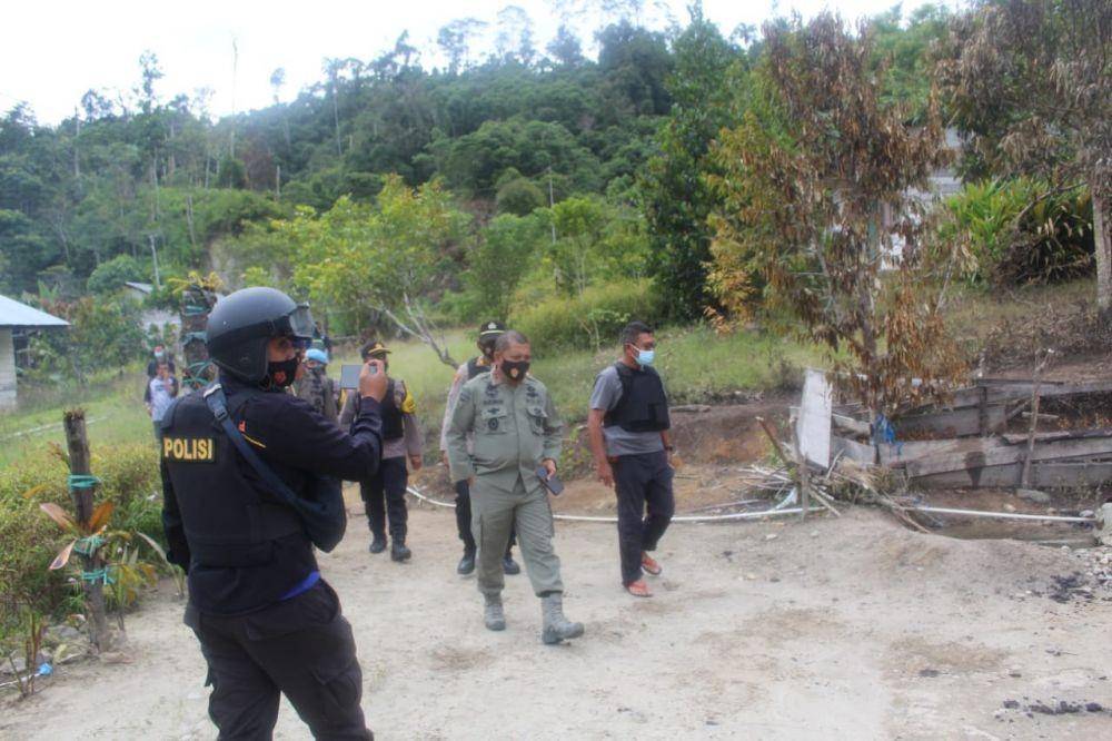 Kapolda Sulawesi Tengah Irjen Pol Abdul Rakhman Baso (kedua kanan) meninjau lokasi serangan yang diduga dilakukan oleh kelompok teroris Mujahidin Indonesia Timur (MIT) pimpinan Ali Kalora di Dusun Lewonu, Desa Lemban Tongoa, Kecamatan Palolo, Kabupaten Sigi, Sulawesi Tengah, Sabtu (28/11/2020) (ANTARA FOTO/Humas Polres Sigi)