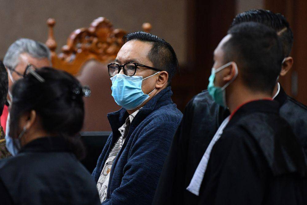 Terdakwa kasus dugaan suap penghapusan red notice Djoko Tjandra, Brigjen Pol Prasetijo Utomo (kiri) menghadiri sidang lanjutan di Pengadilan Tipikor, Jakarta, Senin (30/11/2020) (ANTARA FOTO/Sigid Kurniawan)